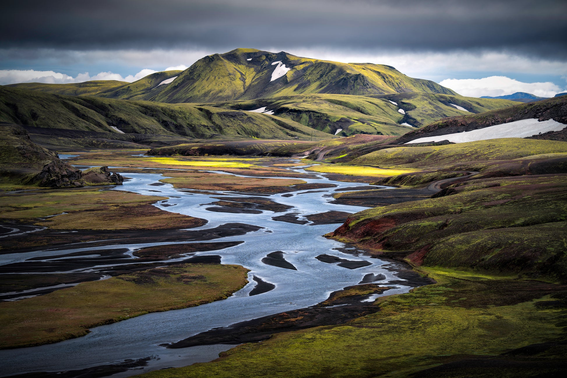 F208 Scenic landscape of a river flowing through a valley with mountains in the background